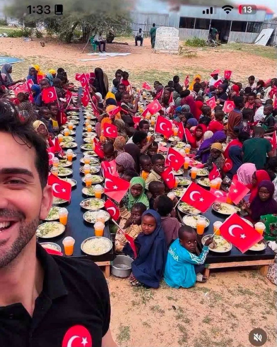 SamatarMooge's tweet photo. @umutcagrisariii @TiborPNagyJr @HassanSMohamud Turkey, please stop photographing vulnerable people in exchange for a small donation. Human dignity is not a photo opportunity. This reflects a colonial mentality. https://t.co/czfn3Bgmfj