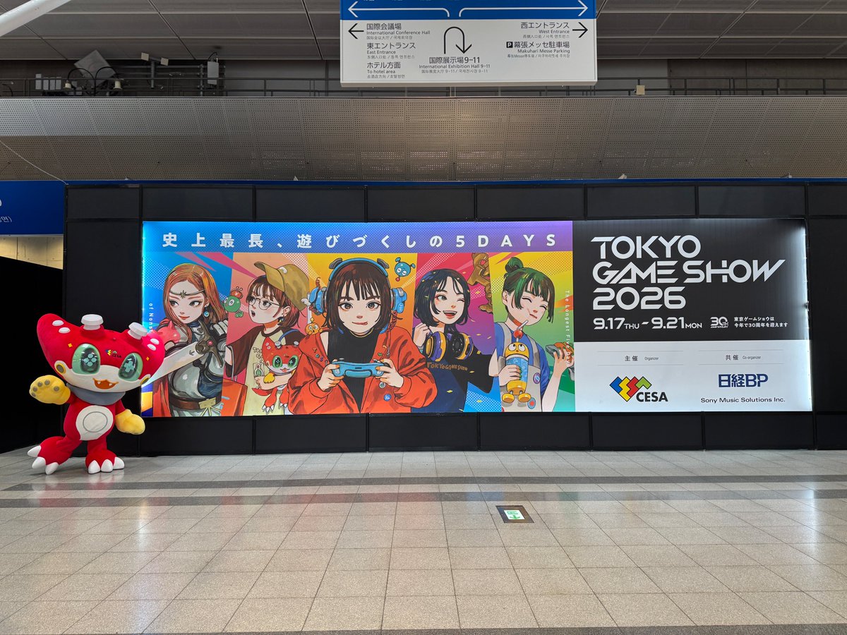 tokyo_game_show's tweet photo. ||◤　　　　　　　　◥||

#TGS2026 本日開幕！

||◣　　　　　　　　◢||

30周年を迎える東京ゲームショウ2026
ついに開幕🎮✨

一緒に #東京ゲームショウ30th を
盛り上げていきましょう🙌

2Fエントランスのメインエントランスビジュアルに
#セッサー も駆けつけ��した🦖 https://t.co/oL4o1aiTLl