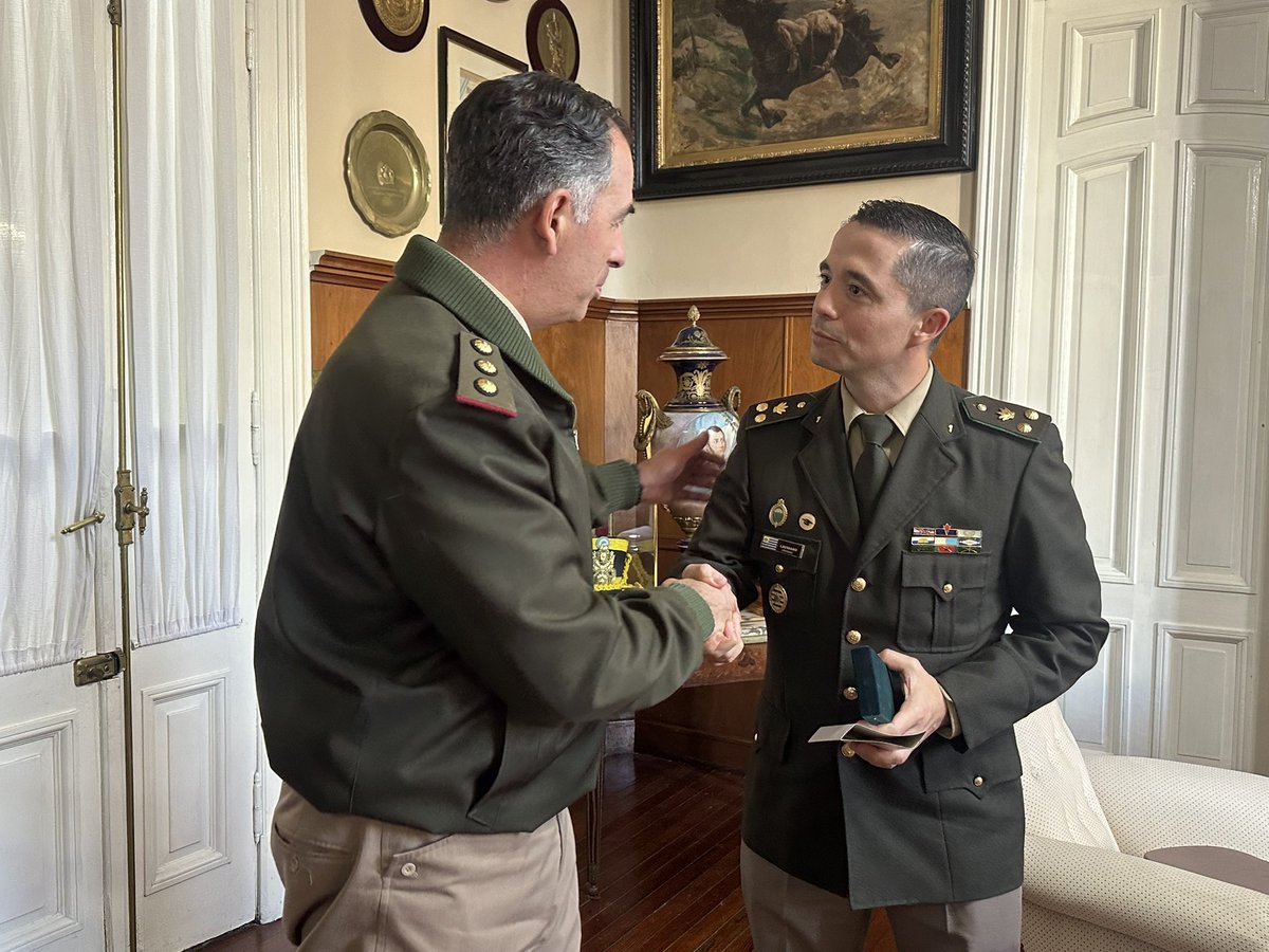 Granaderosarg's tweet photo. Recibimos la visita de los miembros del Batallón «Florida» de Infantería Nº 1 del @EjercitoUy en el histórico Cuartel de Palermo 🇦🇷🇺🇾

#Granaderos  #SomosPatria #HerederosDelLibertador #UnRegimientoConHistoria #SomosHistoriaViva https://t.co/Jwd48pV4YQ