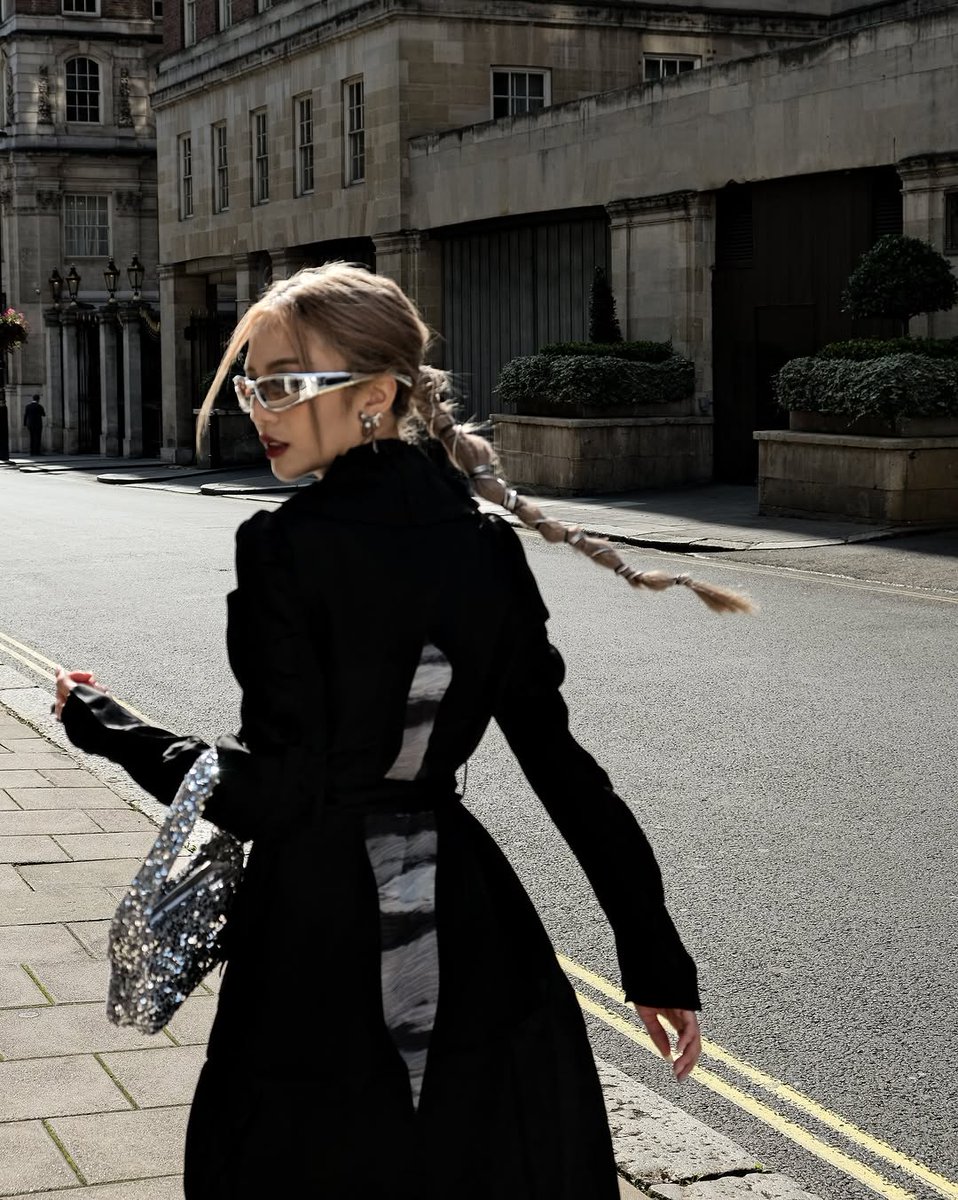 jolynnnz_'s tweet photo. Strutting the streets of London in  , ready to captivate London Fashion Week. 🖤

coat
jewellery
glasses https://t.co/hFPtjPVKJB