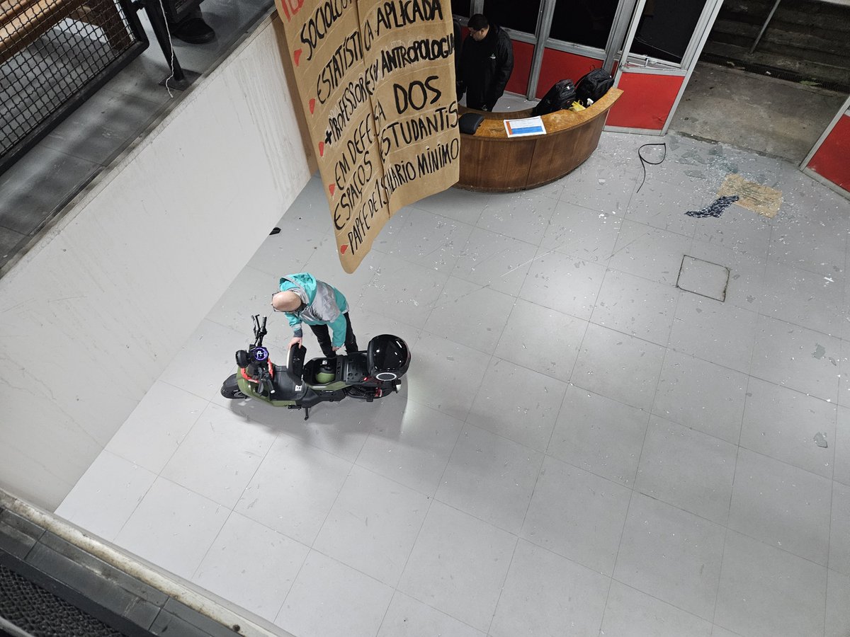 cyprilosofando's tweet photo. coisas que só acontecem na fflch: entraram de moto no prédio das sociais e quebraram um vidro https://t.co/KWHMVjeOwj