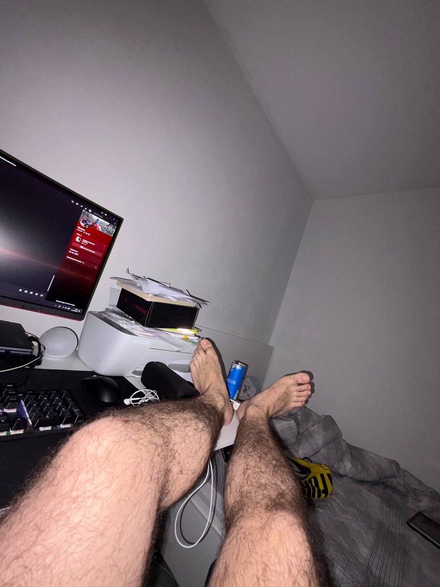 MasterBoxo's tweet photo. Massier mal schön meine Füße während ich zocke 😈
#feet #findom #master #zahlsklave #kanax #smelly #slave https://t.co/QnBL4Kch2Z