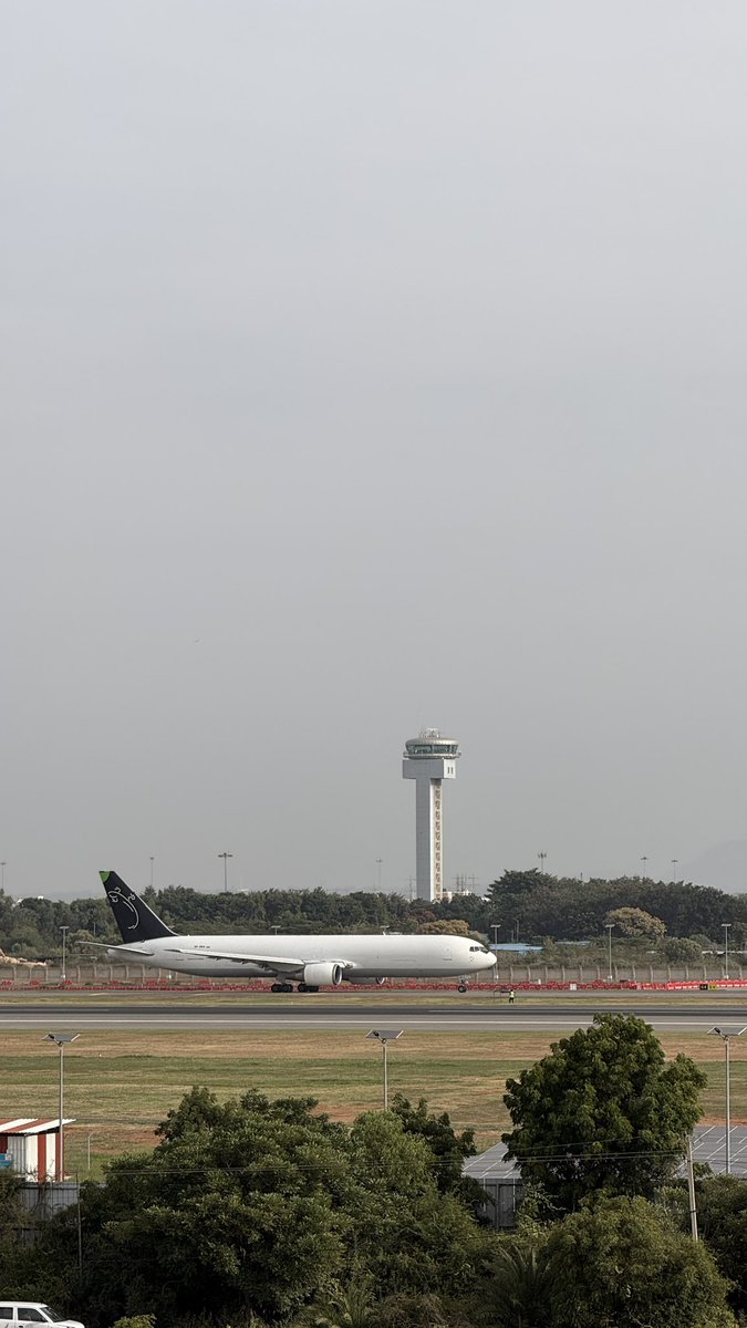 peelidM's tweet photo. Guess the airline #blrairport https://t.co/87vkprMinc