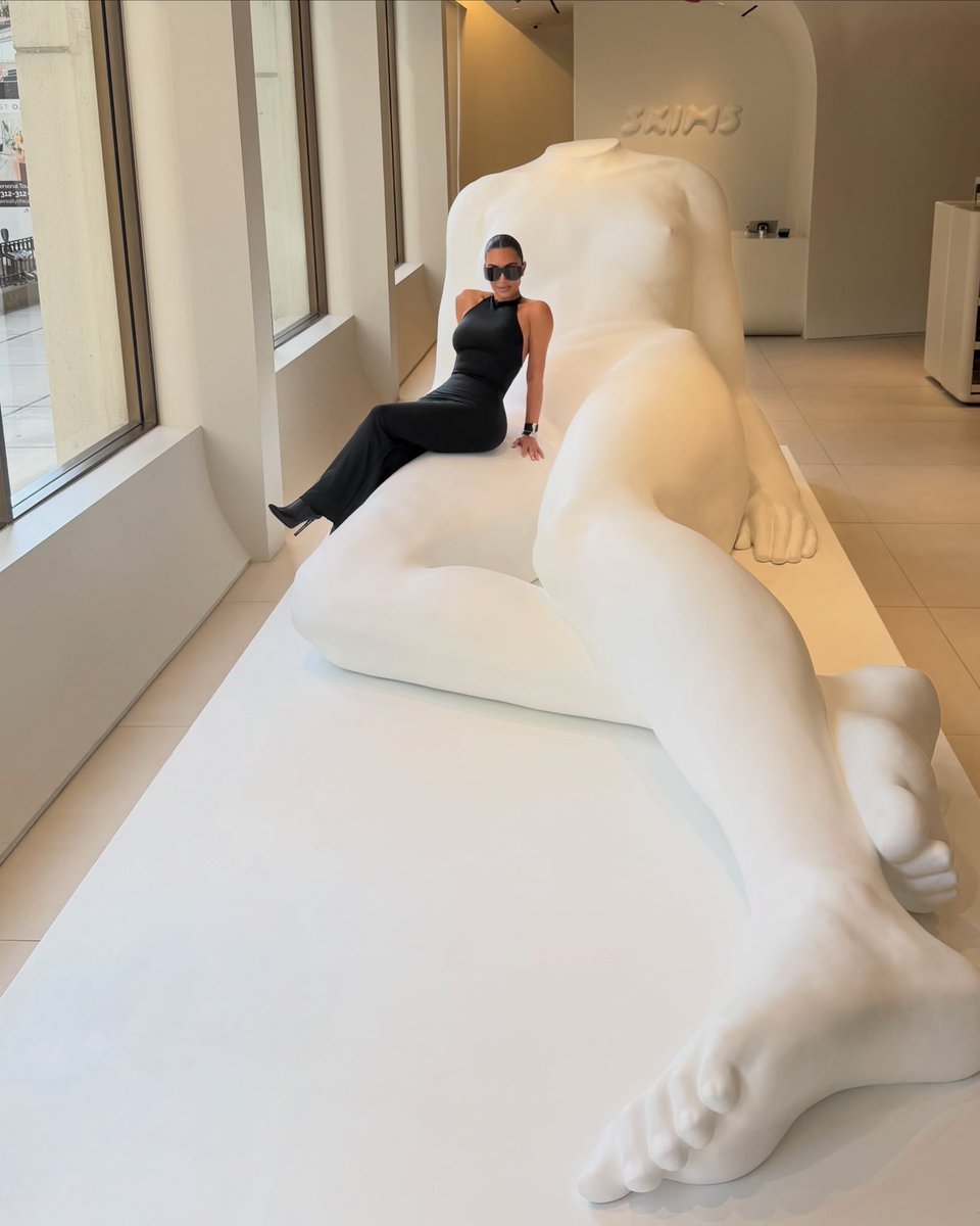 kim51q's tweet photo. SKIMS STORE CHICAGO https://t.co/hwW5Md26BE