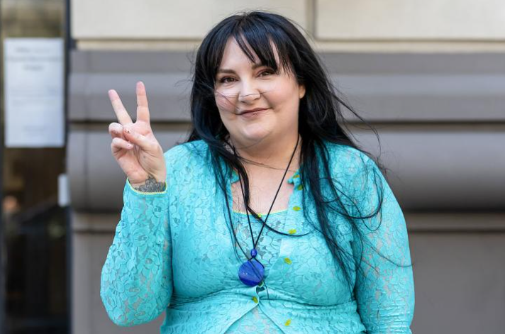 vayainamag's tweet photo. "Era una templada mañana de noviembre cuando me encontré arrodillada frente a una camilla aferrada a la mano de una mujer a la que había visto en persona apenas dos veces. La madre gestante había despertado algo en mí"

✍️Lena Dunham para Vogue
🔗https://t.co/I92B8wzFQ7 https://t.co/wmGc3e80Vu