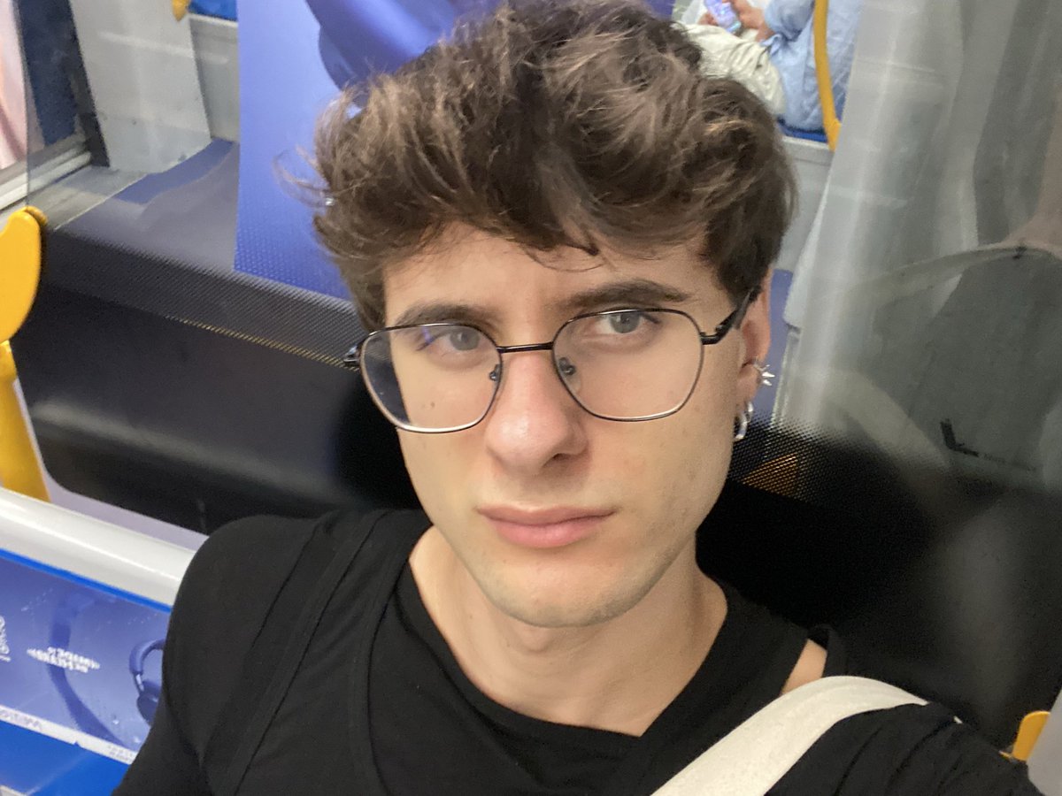 sologiangi's tweet photo. in drag 💅/ out of drag 😶‍🌫️ https://t.co/zx7pFIcncC