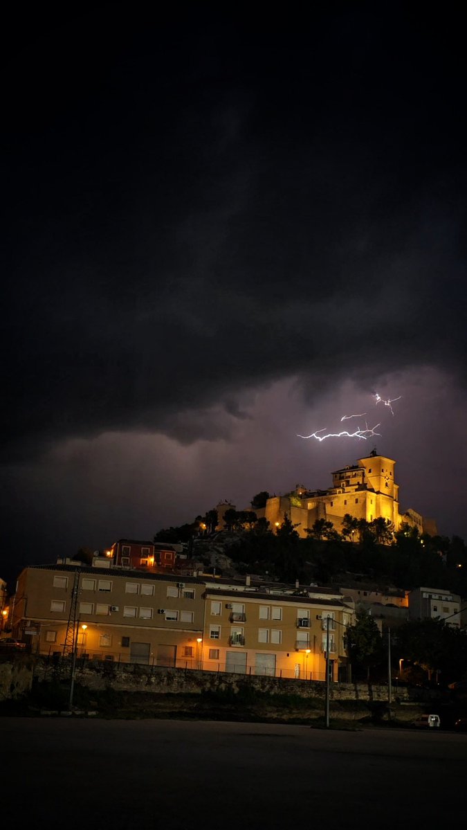 JuanmaMoralejo's tweet photo. Así se veía el cielo hoy, 16 de septiembre, sobre Caravaca de la Cruz, en la Región de Murcia. ⛈️

@davidjimenez30 
@AEMET_Esp 
@fcocachometeo 
@jacobpetrus_tve 
@JoannaIvars
@la7tele 
@MeteOrihuela 
@MeteoSE
@tiempobrasero 
@RTVEMurcia
@BelenSamper_ 
@AEMET_Murcia https://t.co/Flmwazqi1h