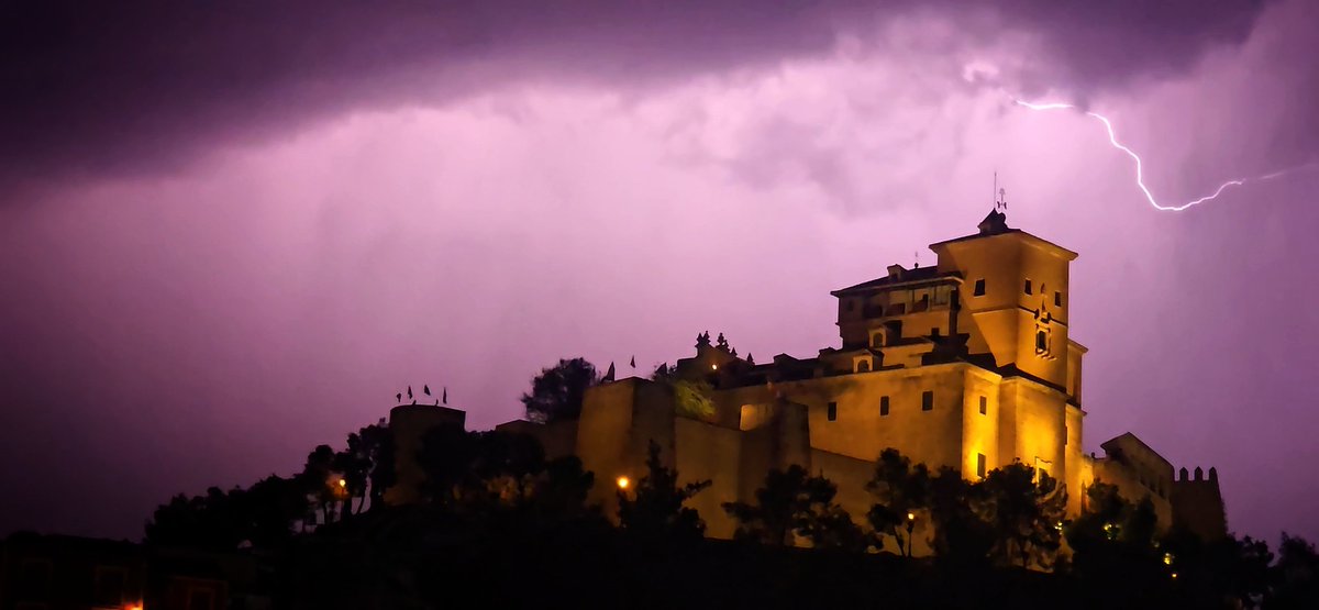JuanmaMoralejo's tweet photo. Así se veía el cielo hoy, 16 de septiembre, sobre Caravaca de la Cruz, en la Región de Murcia. ⛈️

@davidjimenez30 
@AEMET_Esp 
@fcocachometeo 
@jacobpetrus_tve 
@JoannaIvars
@la7tele 
@MeteOrihuela 
@MeteoSE
@tiempobrasero 
@RTVEMurcia
@BelenSamper_ 
@AEMET_Murcia https://t.co/Flmwazqi1h