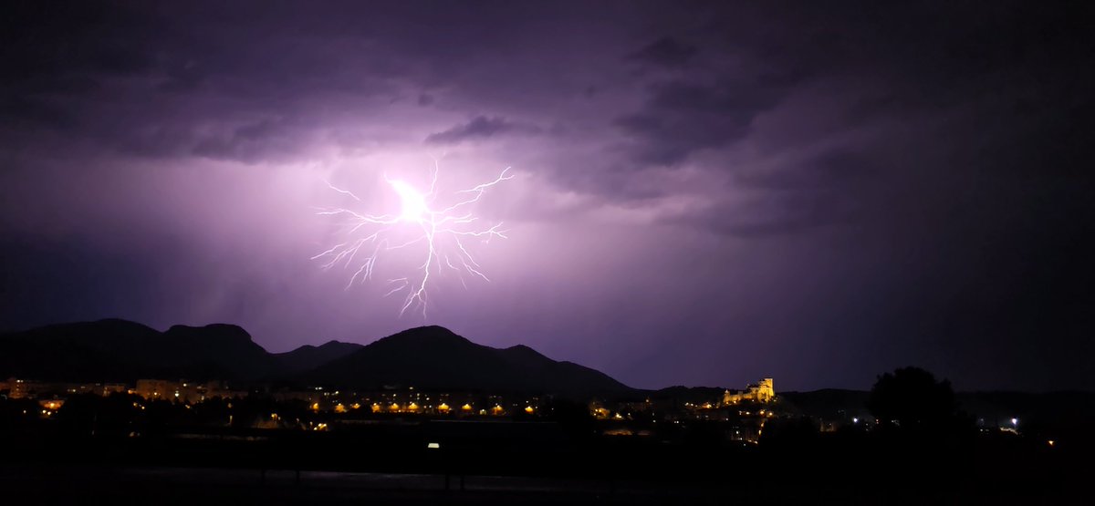 JuanmaMoralejo's tweet photo. Así se veía el cielo hoy, 16 de septiembre, sobre Caravaca de la Cruz, en la Región de Murcia. ⛈️

@davidjimenez30 
@AEMET_Esp 
@fcocachometeo 
@jacobpetrus_tve 
@JoannaIvars
@la7tele 
@MeteOrihuela 
@MeteoSE
@tiempobrasero 
@RTVEMurcia
@BelenSamper_ 
@AEMET_Murcia https://t.co/Flmwazqi1h