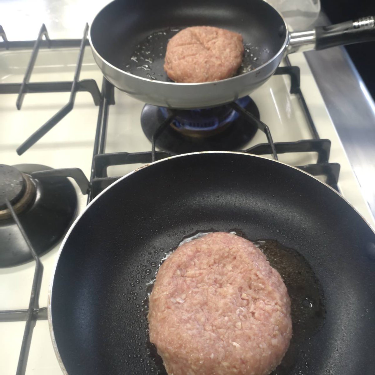 karasuyamadc's tweet photo. 今日の生活講座の調理メニューはハンバーグ！🍴✨
お肉をコネコネして、思い思いの大きさや形に成形😊 じっくり焼いて、火の通りもバッチリ！ みんなで美味しくいただきました😋
#生活講座 #調理プログラム #ハンバーグ #デイケア #精神科デイケア https://t.co/Y2Im496nmK