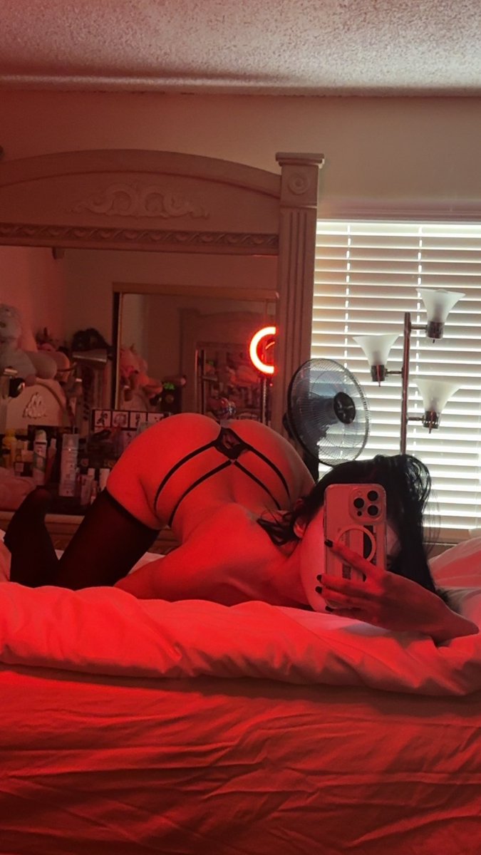 juliaversee's tweet photo. what position do you want me in https://t.co/Ot1xWAYzz0