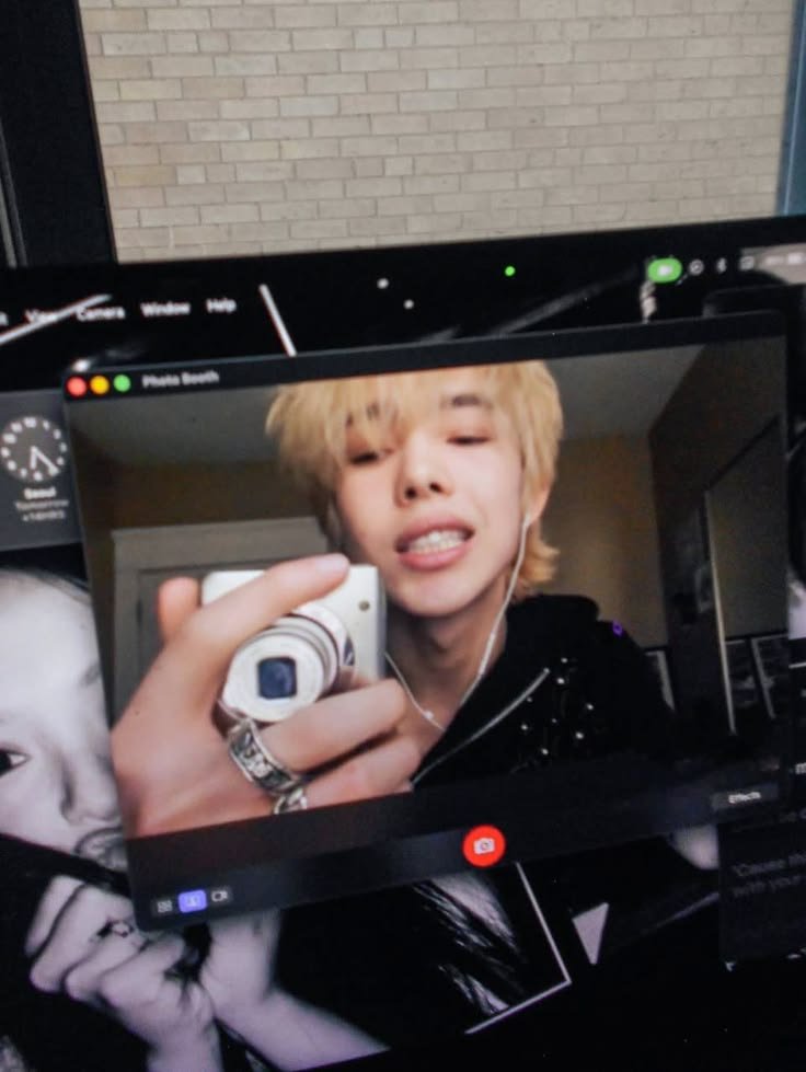 c9meinside's tweet photo. 🔛　㊵°　friend request

name: Fénix
♱ age: 19 y/o
status: soltero
o.s: gay
❚❙  zodiac sign: tauro
height: 1,81 cm

+ salir de noche, conocer nuevos artistas, charlar sobre estupideces, el azul marino, los mayores (👀)

　♥︎ = dm https://t.co/LUec6A0uwA