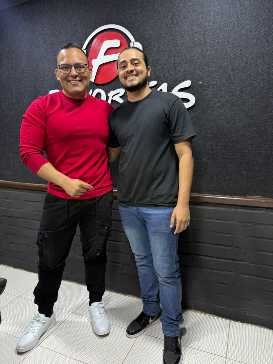 keerkyn's tweet photo. Hoy tuve la bendición de presentarme por primera vez en una estación de radio en Cabimas, la estación Favoritas 97.9FM, Quiero darle gracias al locutor Diego Armando González por permitirme presentar mi canción en su programa. 

#keerkyn #girlfriend #música #viral #maracaibo https://t.co/OYFCVMRR3s