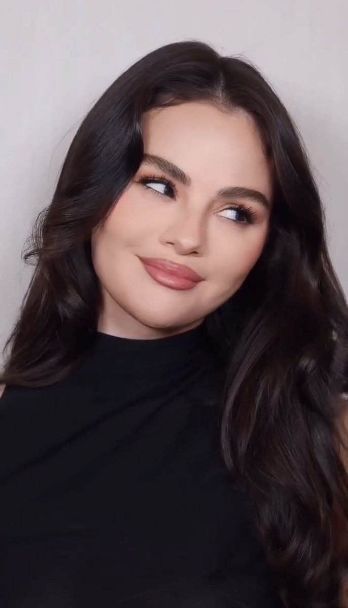 selenagomezbr's tweet photo. A MULHER MAIS LINDA DO MUNDO. https://t.co/nUkBanV72T