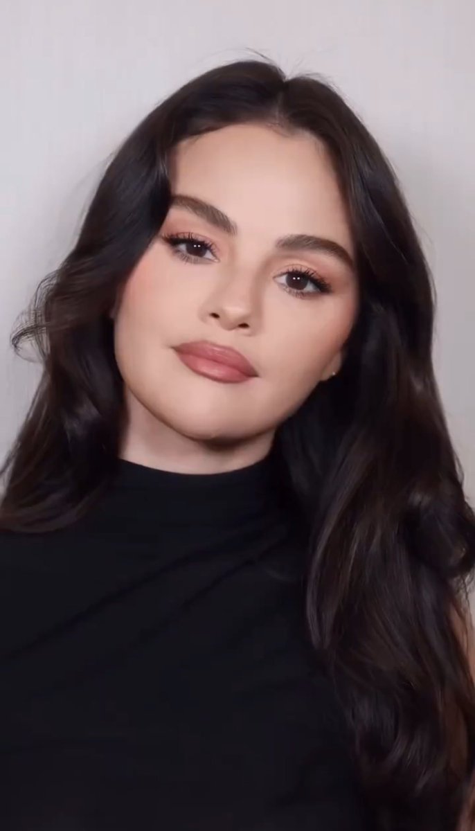 selenagomezbr's tweet photo. A MULHER MAIS LINDA DO MUNDO. https://t.co/nUkBanV72T