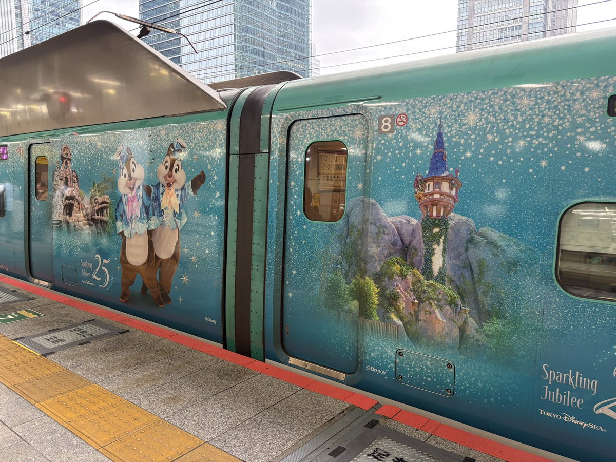 wakarinne's tweet photo. 乗車する新幹線、ディズニー仕様だ😳 https://t.co/g4jZECvdNM