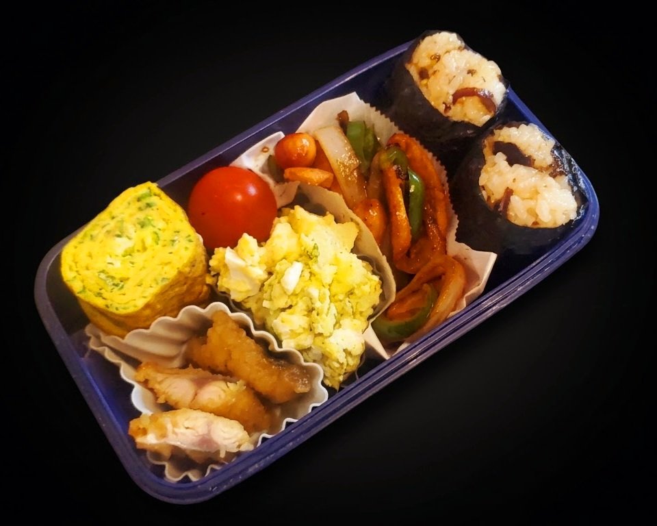 ThatsNow5's tweet photo. 2026年9月17日
おむすび 弁当
昆布おむすび
ﾋﾟｰﾏﾝ玉ねぎｳｲﾝﾅｰ焼肉のたれ炒め
鯖南蛮漬
ポテトサラダ
玉子焼き(ﾈｷﾞ)
#お弁当
#備忘録
#お弁当記 https://t.co/mvIgRIGOlh
