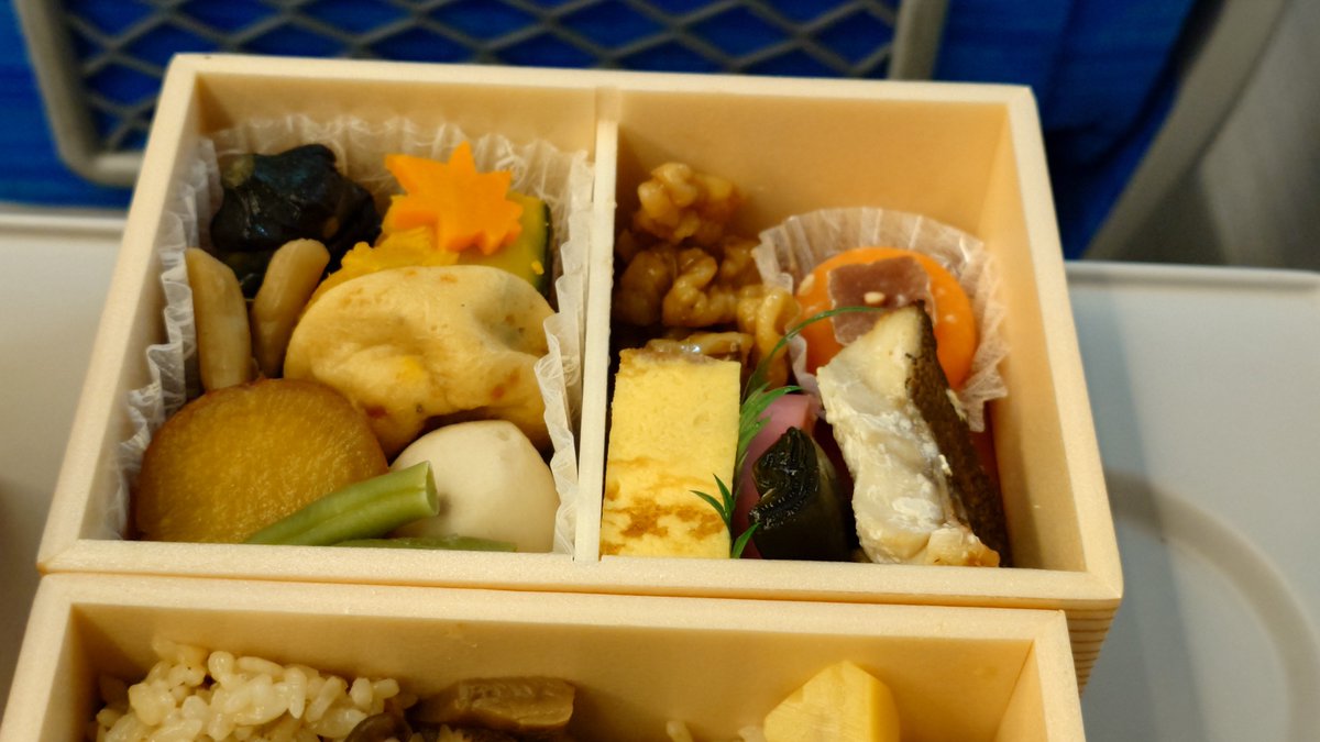 suzugamori2's tweet photo. 本日のお供。秋のかさね箱弁当。兵庫と書いてあったので。山菜のおこわご飯、栗も美味しい！さつまいも甘い〜。 https://t.co/yPhx1z16YJ