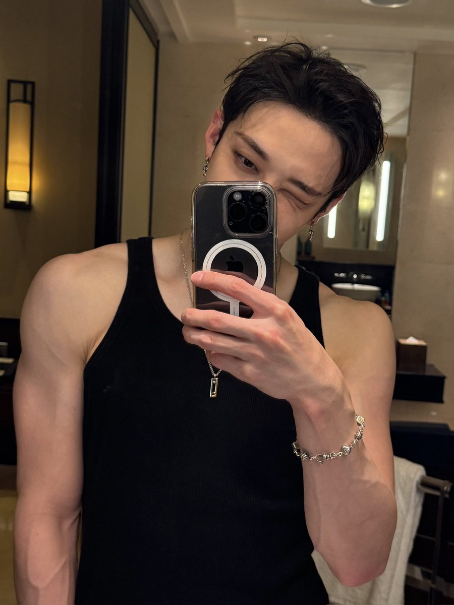 channieverses's tweet photo. this                           or                      that https://t.co/lZ51vP80IF