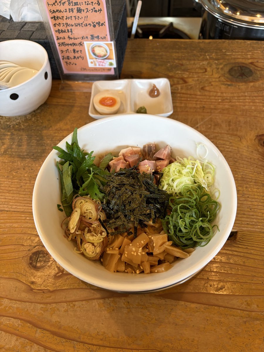 korahmen0929's tweet photo. めん奏心　#島田市

和えそば曲者（〆の追い飯付き）

臭ぇ物ではなく… 曲者です🫡

大葉とか茗荷とか確かに臭い（香り）が強いものも入ってますがそこがまたクセになるんです💕

〆の追い飯で混ぜご飯がまた美味しいのよっ😋 https://t.co/d7kmBXAJ2S