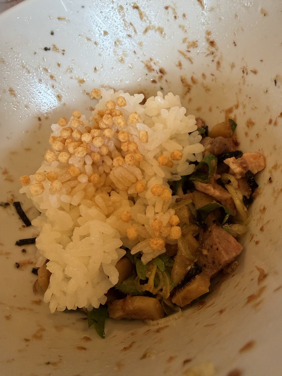 korahmen0929's tweet photo. めん奏心　#島田市

和えそば曲者（〆の追い飯付き）

臭ぇ物ではなく… 曲者です🫡

大葉とか茗荷とか確かに臭い（香り）が強いものも入ってますがそこがまたクセになるんです💕

〆の追い飯で混ぜご飯がまた美味しいのよっ😋 https://t.co/d7kmBXAJ2S