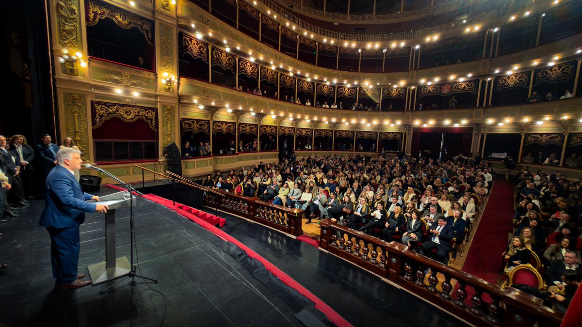 MartinLlaryora's tweet photo. CUANDO LA EDUCACIÓN AVANZA, CÓRDOBA CRECE

Hoy reconocimos a nuestros docentes, directivos y equipos educativos por los resultados alcanzados en las Pruebas #PISA2025, que ubicaron a #Córdoba entre los primeros lugares de América Latina en todas las competencias evaluadas y por encima del promedio argentino.

Este logro no es fruto de la casualidad. Es el resultado de años de trabajo, inversión y transformación; de animarnos a cambiar, evaluar y mejorar, aun cuando eso signifique salir de la zona de confort.

Quiero agradecer especialmente a nuestros docentes. Sé del esfuerzo que hacen, de todo lo que dejan en las aulas y de las tareas que muchas veces continúan en sus hogares. También quiero reconocer a sus familias, que acompañan ese compromiso con la educación de nuestros jóvenes. Quiero agradecer a toda la comunidad educativa porque hay que tener ganas en este momento, con las dificultades que hay, de seguir avanzando. 

Por eso anunciamos un reconocimiento para todo el nivel secundario, como ya hicimos con los niveles inicial y primario.

#HacerParaCrecer #EducaciónPública