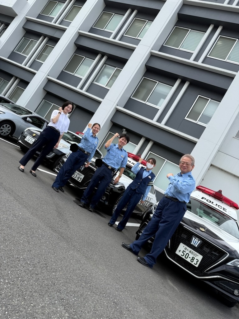 TateyamaPolice's tweet photo. 【未来の仲間へ】

警察官の仕事は、誰かの安心を守り、誰かの力になる仕事です。

また、仲間と支え合いながら、大きなやりがいを感じられる仕事でもあります。

今回の試験が、皆さんの未来への第一歩となる事を願っています。

＃千葉県警察 ＃採用 ＃新卒 ＃転職 ＃公務員
＃未来の警察官へ https://t.co/JVihJ78koT