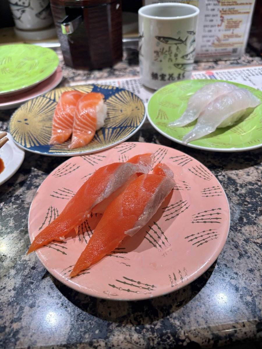 AKQJ_2_7's tweet photo. 北海道の生サーモンうますぎてもう満足
涼しすぎてロンTパーカーで彷徨いてるのに道行く地元民半袖で不思議なことなってる https://t.co/5PC3WqZAxd