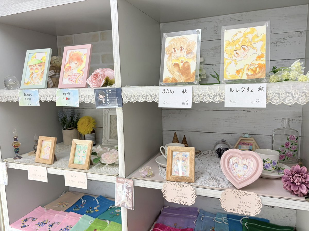 kamakuramona's tweet photo. 皆さま、こんにちは🌸
本日も「フルーツと少女展」を開催中です🍒✨
フルーツをテーマにした可愛らしい作品が並ぶ展示会となっております🍑

嬉しいことに作品をお迎えいただきましたので、後ほどご紹介いたします💐

通販は以下の公式サイトよりご覧いただけます♪
↓
https://t.co/P2gCbH8s8o https://t.co/5eDa9FJGra