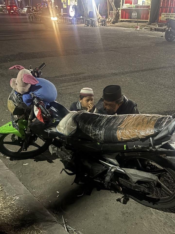 LiaAfri03881071's tweet photo. Halo warga X yang tinggal di sekitaran area Citra dan Kab. Tangerang sana, yuk bantu ramein dagangan Kakek Budi 👴 

Kmrn malem wktu lg nunggu jemputan ngeliat kakek ini & (katanya) anaknya cukup lama sibuk benerin motornya yg mogok. Di sebelahnya ada kotak isi jualan peyek yg masih tersisa cukup banyak.