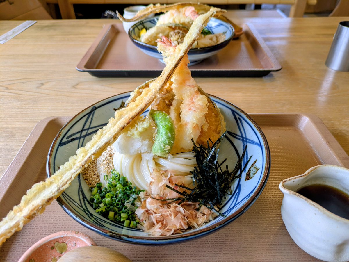 sora_1956's tweet photo. 今日のランチは、うどん屋さん。
もっちもっちの麺に鰹の効いたお出汁、大きなプリプリの海老天と30センチもあろうゴボウ天！
海老＆ゴボウ大好き人間にはたまらない。
おでんも追加、お腹がいっぱいだぁ〜😂
でも、ほぼ毎日ランチは麺だ！🤗 https://t.co/xvBq3gCXye