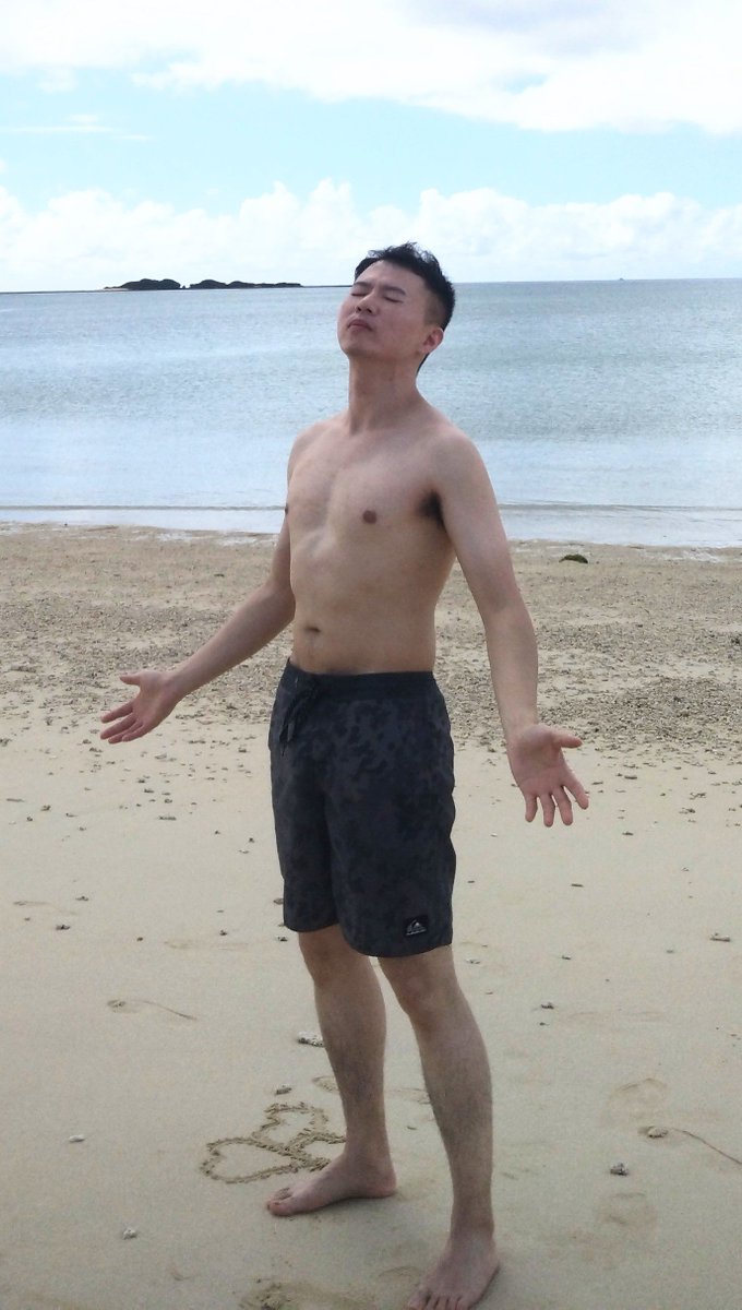 tabris1018's tweet photo. 就算已經進入秋天
天氣還是熱到想去沖繩海邊玩啊🏖️👙🩳
但偏偏颱風老是往日本的方向前進😭

#沖縄 #台風 #bikini https://t.co/3tKiUCSilt