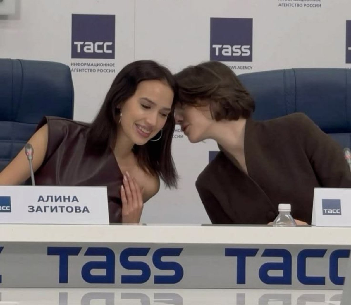 Th3_Un1corn's tweet photo. If you told me these two secretly got married, ran away, and were never to be seen ever again, I would believe you 👀 https://t.co/KVXOzUGWCt