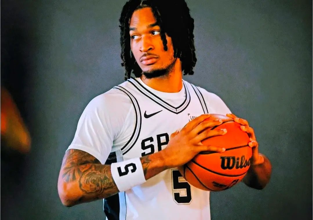 Tatum22MVP's tweet photo. @NRodgers90629 @lockedbyae I hate the spurs but damn 👀 https://t.co/50E6bOjPxx