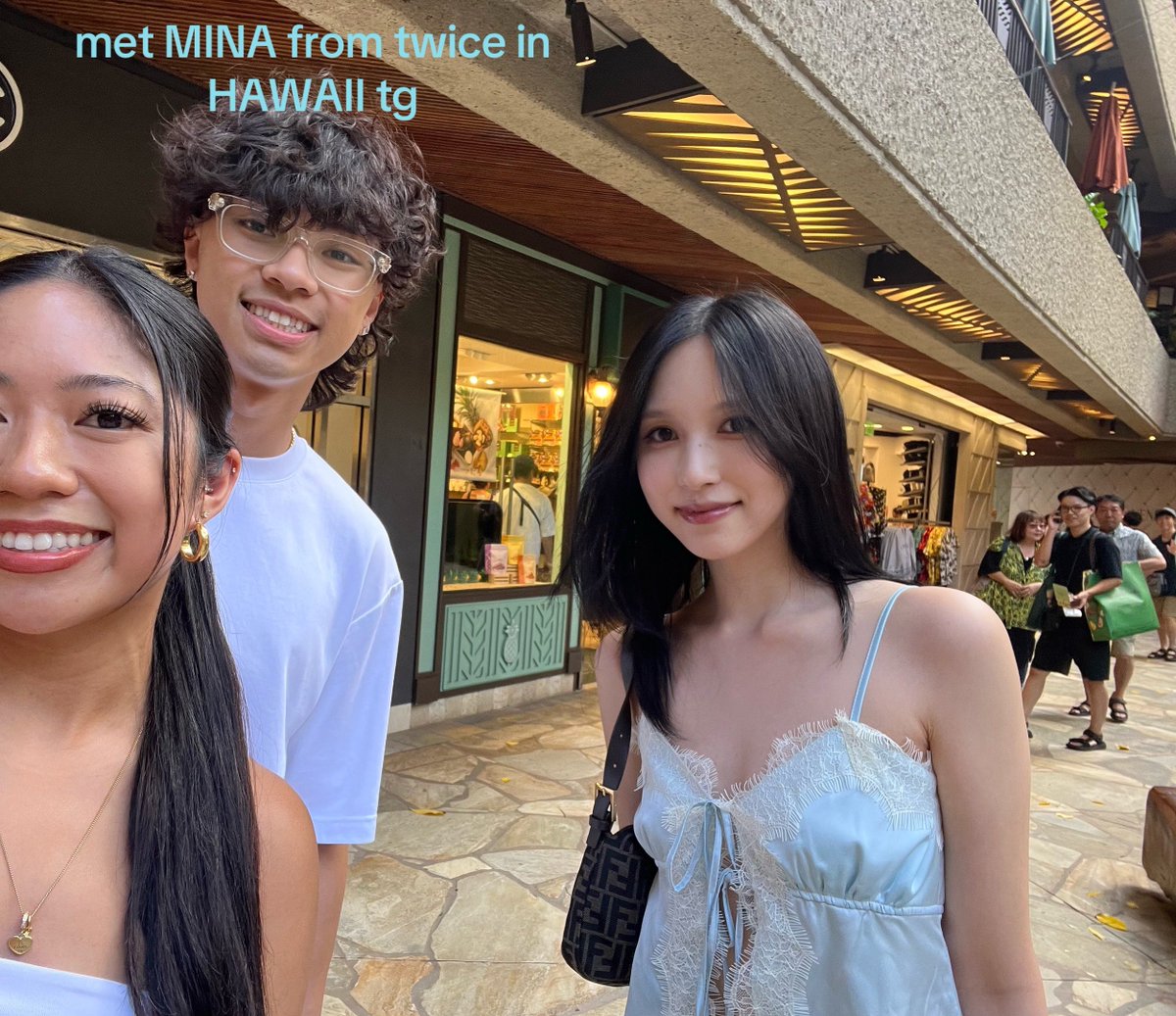 1stclassmisana's tweet photo. another photo of mina in hawaii https://t.co/KsyXfOdZbN
