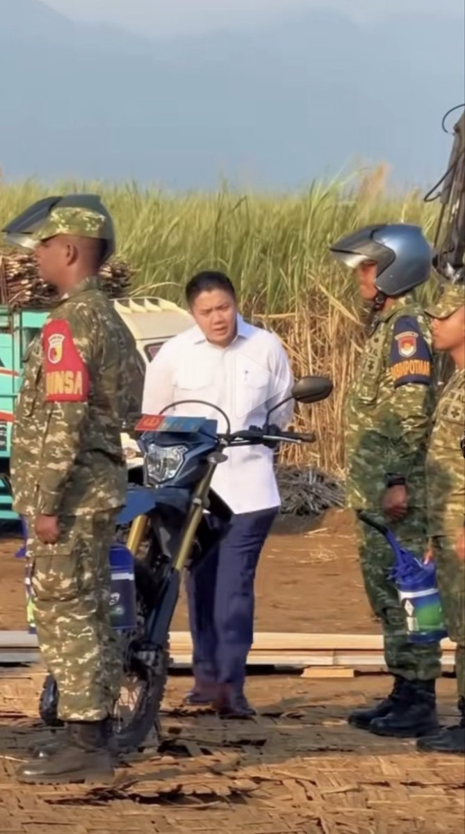 NyaiNeneng's tweet photo. Masih jadi misteri, kenapa body sejelek ini bisa jadi tentara. Perwira lagi. 🙄 https://t.co/Fq6fG4WUmy