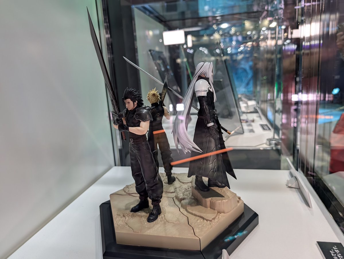 HobbyGenki's tweet photo. Final Fantasy VII was on display at Tokyo Game Show with this striking Sephiroth, Zack, and Cloud statue setup. Seeing the trio together like this makes for one seriously strong display piece.

So much to see here! https://t.co/ReqFwlmwC9