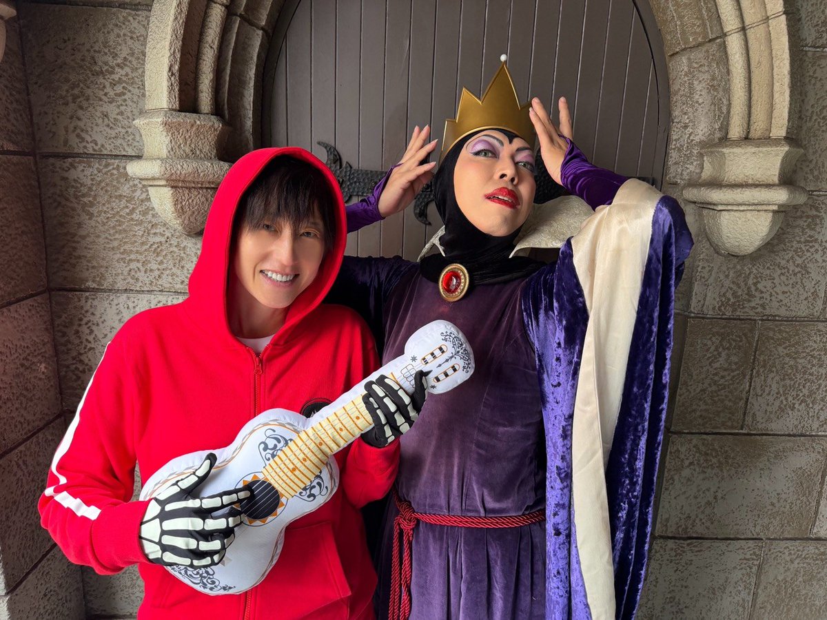 otomeyakko's tweet photo. 今年は女王で始まり、女王で終わる予定。
斎賀さんときめちゃんにも会えたので写真一緒に撮りましたのよ。おほほ。 https://t.co/Y5AkJyynbC