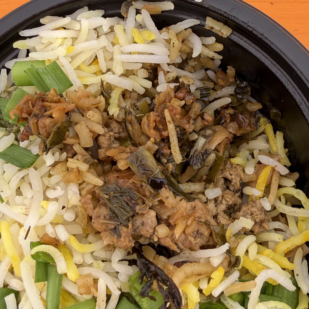 gang_m's tweet photo. 東京カレー万博、1回めに行ってきた。ROMANCHAK HOTELのMalabar Chicken Biryani(スモール)と、敗北を知りたいビリヤニのニラとミントのマトンキーマビリヤニ(ハーフ)。あれ、東京ビリヤニ万博でしたか？(笑) どのくらい食べられるかわからなかったので、食べ比べはせず順番に食べた。 https://t.co/z8X2TeqDAp