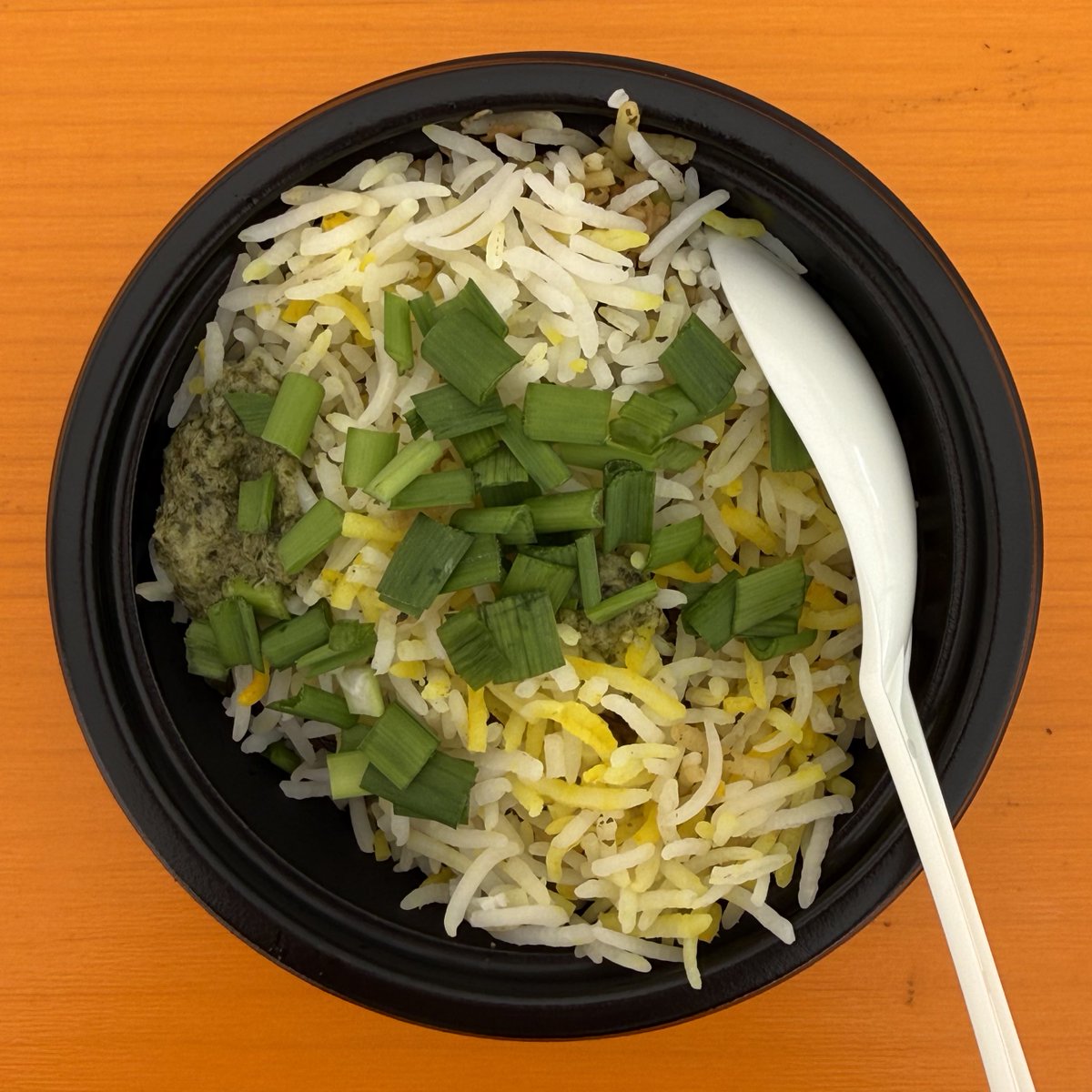 gang_m's tweet photo. 東京カレー万博、1回めに行ってきた。ROMANCHAK HOTELのMalabar Chicken Biryani(スモール)と、敗北を知りたいビリヤニのニラとミントのマトンキーマビリヤニ(ハーフ)。あれ、東京ビリヤニ万博でしたか？(笑) どのくらい食べられるかわからなかったので、食べ比べはせず順番に食べた。 https://t.co/z8X2TeqDAp