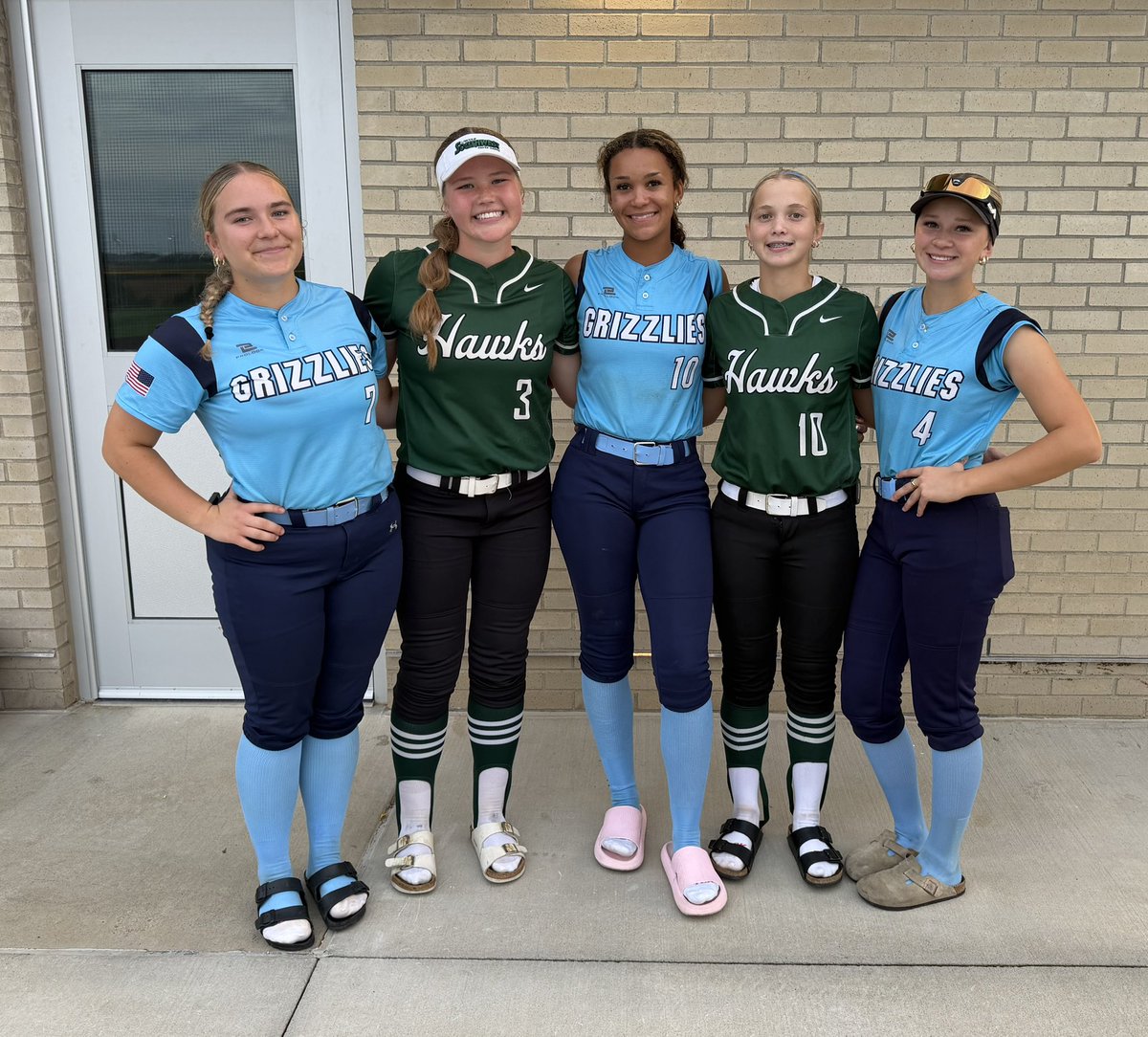 hsveny36's tweet photo. When you play against your old teammates and there is nothing but love. ❤️🥎 https://t.co/bpjZ52NGF9