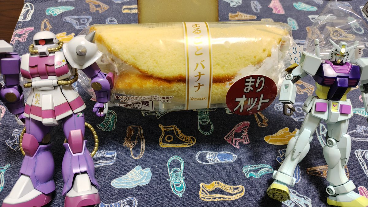 mariotto5555's tweet photo. ようやく週の後半、今週も長かったですね…
妻が用意してくれたまるごとバナナを食べてあと２日間馬車馬の様に働きます＼(^o^)／
写真のガンプラを見て妻に「独特の色彩センス」と言ったら「あなたは頭がカチカチすぎる」と言われて滅(T_T)
#まりボッチ
#まりオット
#HGUCザクⅡ
#EGガンダム https://t.co/Q7ZIEXvDNz