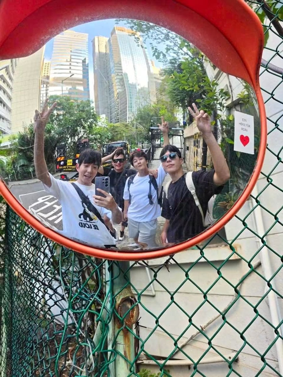 AlwaysJungshine's tweet photo. #AgavondEnt มาลงรูปจากทริปฮ่องกงค่าา
ทริปนี้ไปกันนานหน่อย(ทั้งคลิปเที่ยว ทั้งงาน) รอดูความสนุกเลยนะคะ 🥰

#คัลแลน #พี่จอง #น้องแดน #จูดี้ https://t.co/D0l5KeCn9M