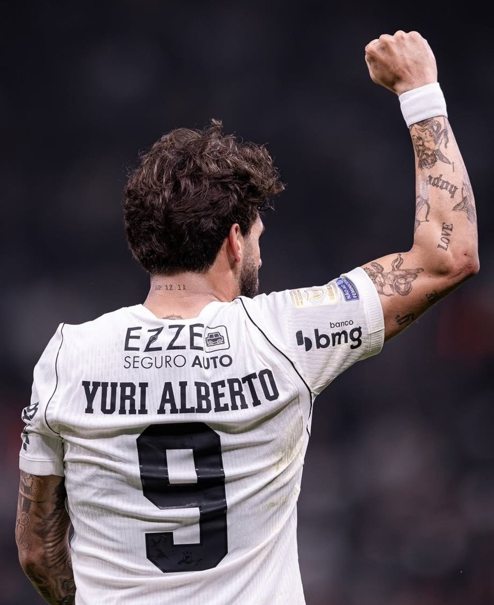 NJanfren's tweet photo. Esse moleque comeu o pão que o diabo amassou.

99% da torcida (eu me incluo) pesou a mão, xingou e pediu a cabeça, mas eu NUNCA VI O YURI ALBERTO FAZER CORPO MOLE.

Quando não ia na técnica, ia na raça.

Aí, eu vejo Memphis Depay, Garro e boa parte do time andar em campo. É preciso pesar a mão nesses caras, só que de forma pior.

A vida deles vai virar um inferno.