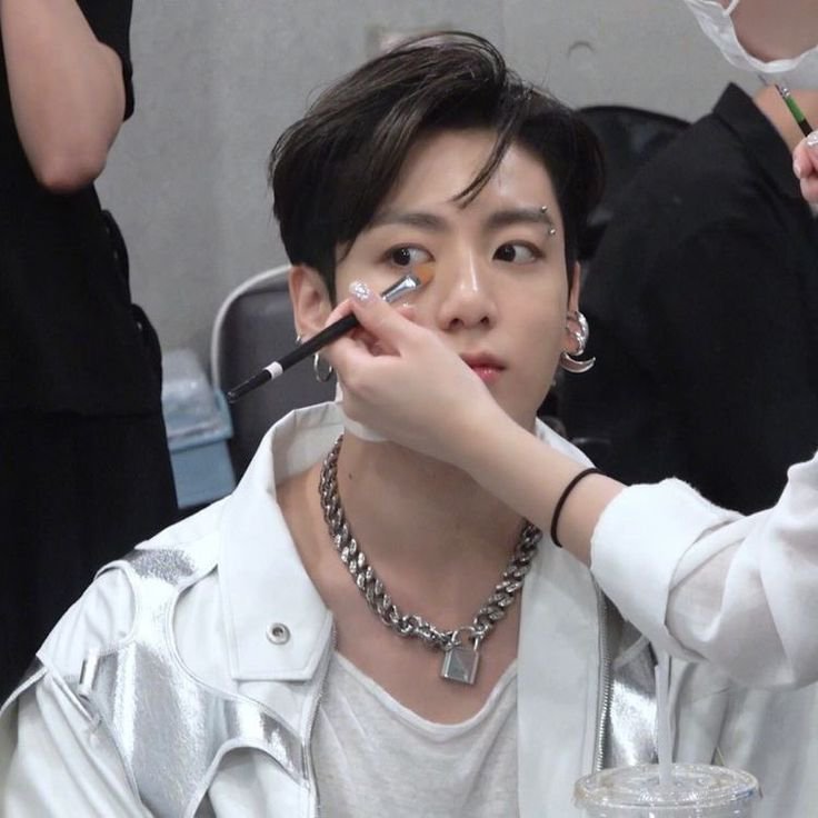 Sweetaonnie's tweet photo. |#au #kookv|
Tired
Para el mundo, TH es el maquillista del idol J.JK. Pero en secreto son pareja desde hace 3 años.

Al inicio todo era color de rosa. Pero ahora TH se está dando cuenta de que JK no es el mismo hombre del que se enamoró en el pasado.

La fama lo cambió demasiado. https://t.co/uofYWvCpD0