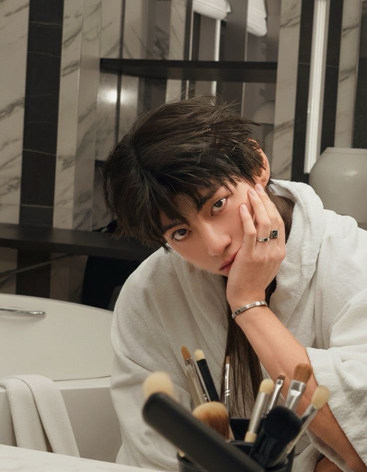 Sweetaonnie's tweet photo. |#au #kookv|
Tired
Para el mundo, TH es el maquillista del idol J.JK. Pero en secreto son pareja desde hace 3 años.

Al inicio todo era color de rosa. Pero ahora TH se está dando cuenta de que JK no es el mismo hombre del que se enamoró en el pasado.

La fama lo cambió demasiado. https://t.co/uofYWvCpD0