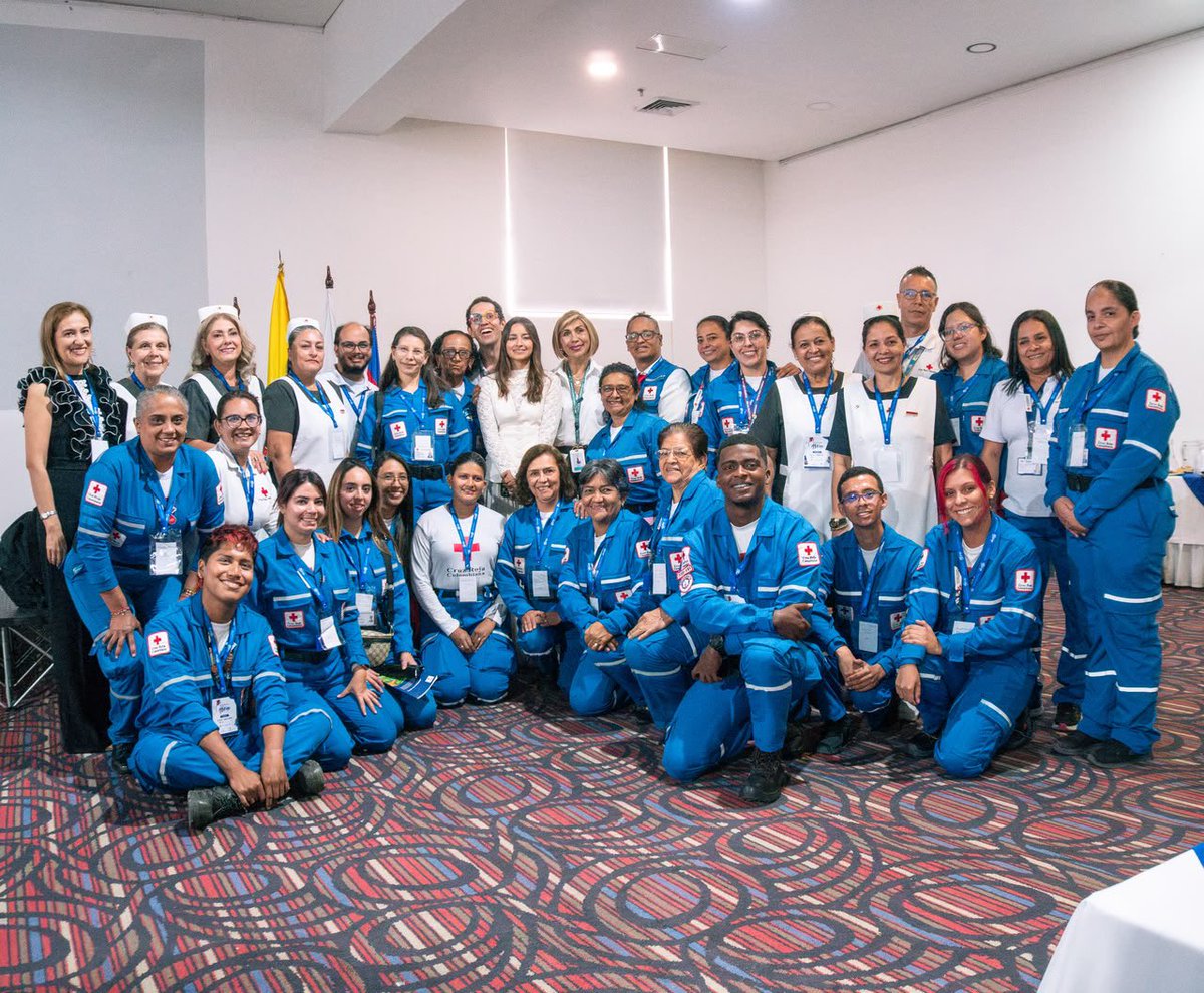 Cruzrojavalle's tweet photo. Un total de 25 voluntarios y voluntarias de la Cruz Roja Valle participan de la formación de formadores del programa Abrigo, enfocado en salud mental y liderado por el Ministerio de Protección Social y la Cruz Roja; para  llevarlo a comunidades vulnerables del departamento. https://t.co/KzjSouqx0W