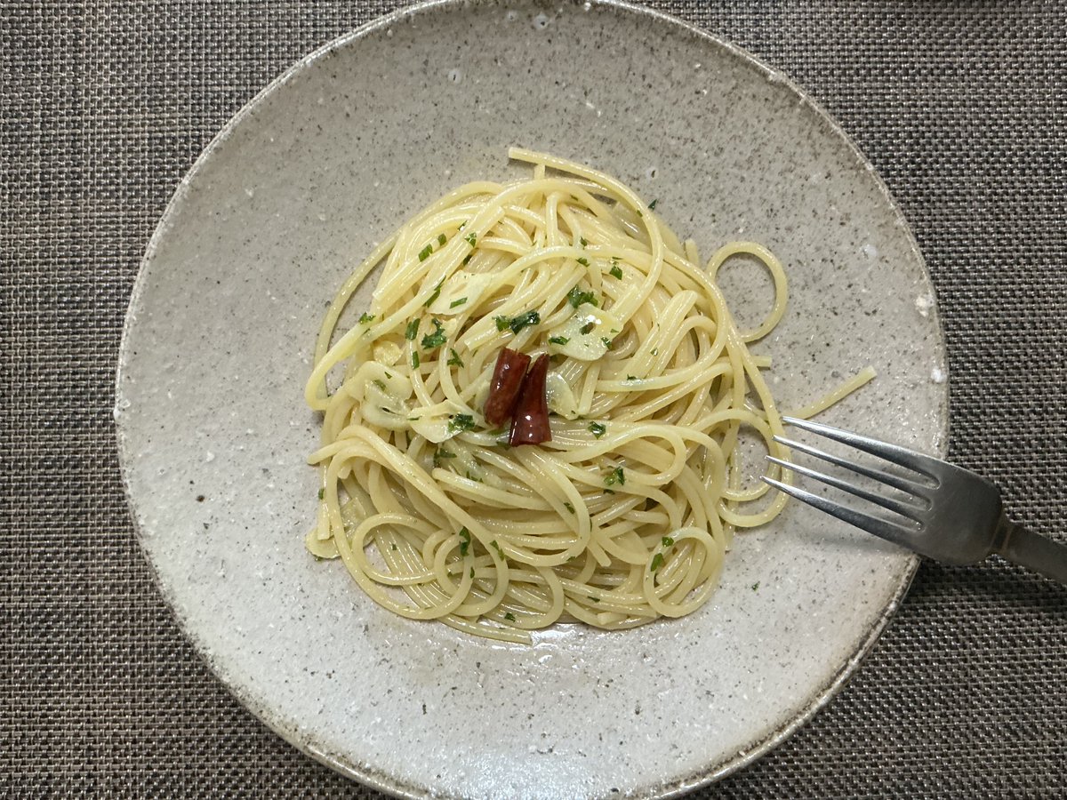 kitsune3526's tweet photo. #おうちごはん

🍽 歴史的なレシピ本・新パスタ宝典のペペロンチーノ

本日9/17は「イタリア料理の日」なので原典的なものを作りました

この本では、ゆで汁は加えないのが基本です（応用としては加えるレシピも）　乳化ではなく、オイルで潤うように、という感じに

究極にシンプル
でもかなりうまい https://t.co/1OCzH5mUL4