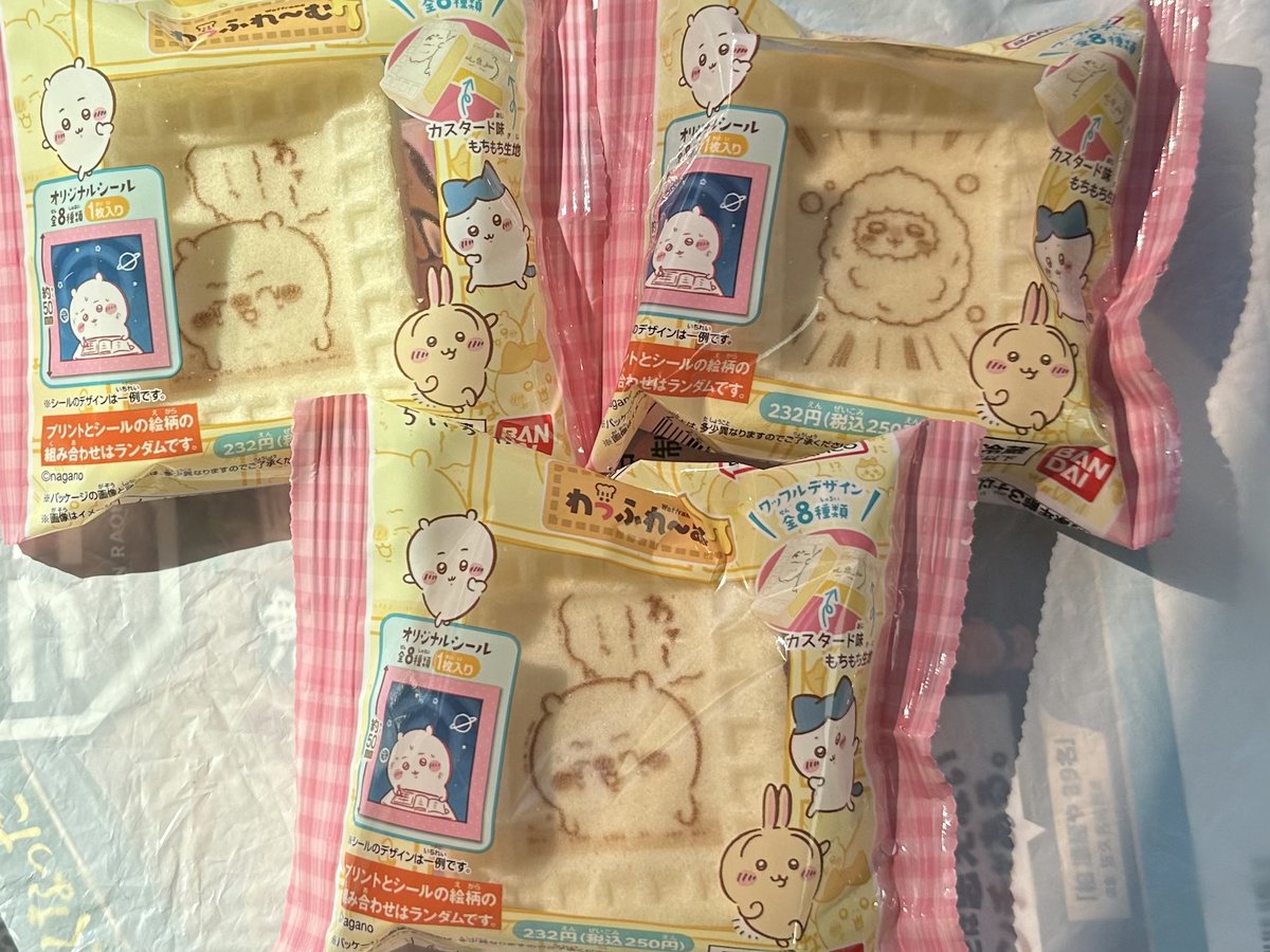 arion_2018's tweet photo. #ファミマ　#ちいかわ  #バンダイ
わっふれーむ　税込250円。
毎日、必ず店に入る訳でもなく、数量も指定できず、1日に8個とかで、瞬時に売り切れるそうです。3個だけ買ってみました。プリント全8種類、シール全8種類。 https://t.co/ZrleVUKhDZ