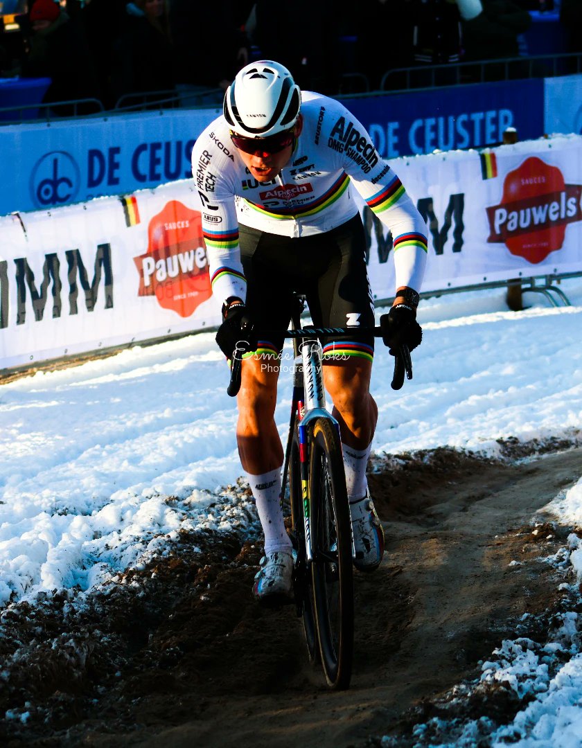 HughFaubert's tweet photo. Cyclocross Zonhoven https://t.co/OzAZxDDejg